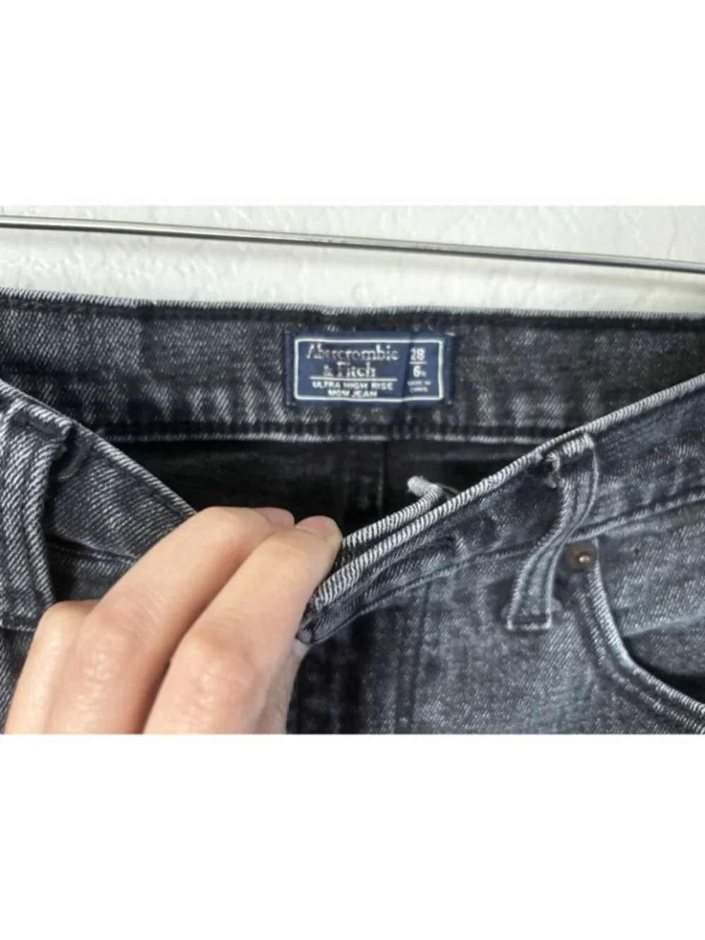 Abercrombie & Fitch Women's Black Jeans Ultra High Rise Mom Jeans Sz 28 6R